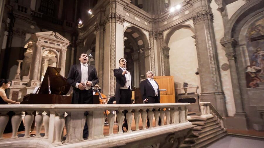 Heart of Florence: Dinner and Three Tenors Concert Ticket - Starting with dinner in Piazza della Signoria