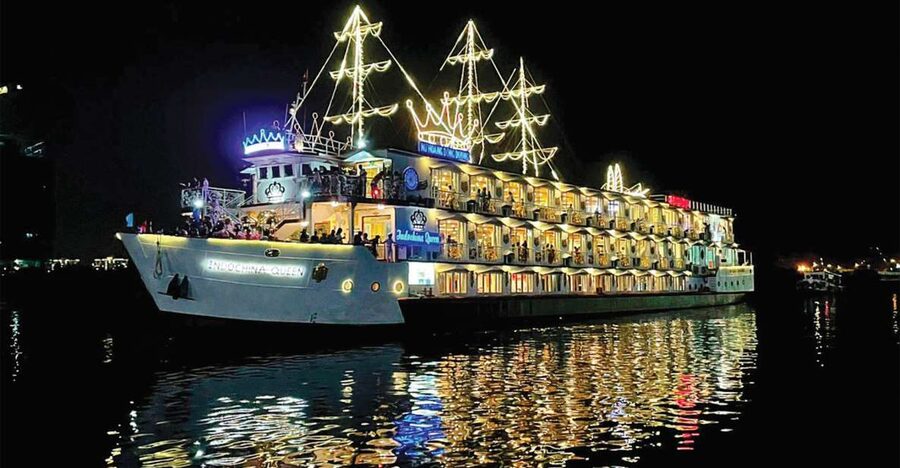 Ho Chi Minh City: Saigon River Dinner Cruise with Live Music - Vietnamese dinner, with buffet benefits and limits