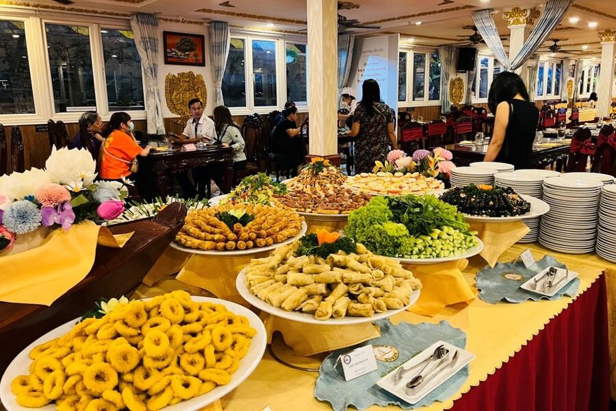 Ho Chi Minh City: Saigon River Dinner Cruise with Live Music - Practical tips for a smoother cruise