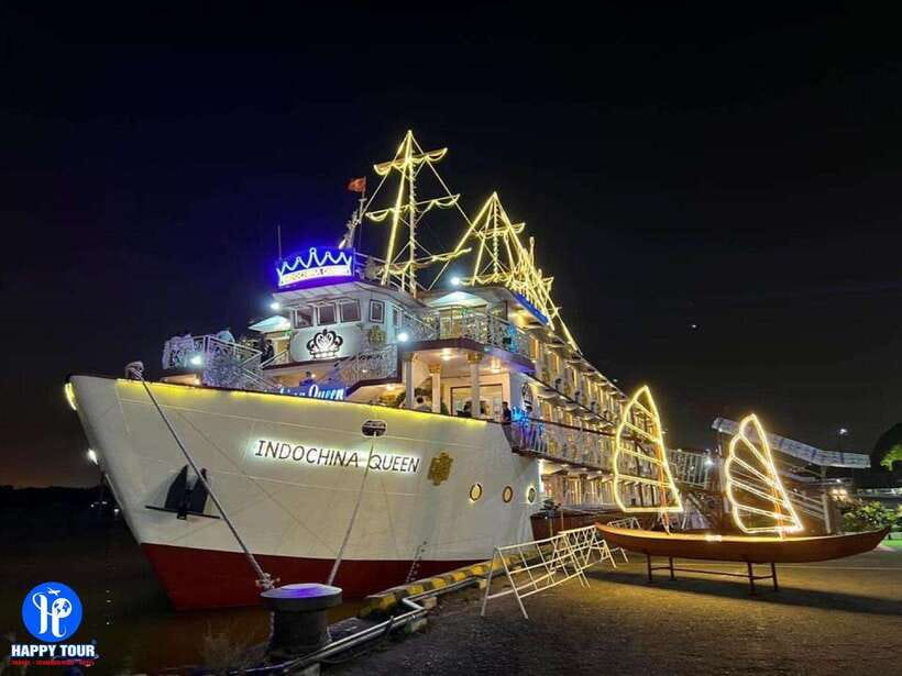 Ho Chi Minh: Saigon River Dinner Cruise with Live Music - Leaving District 1 for the river