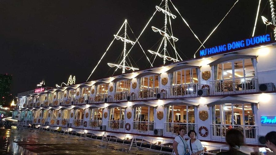 Ho Chi Minh: Saigon River Dinner Cruise with Live Music - Boarding the traditional wooden cruise
