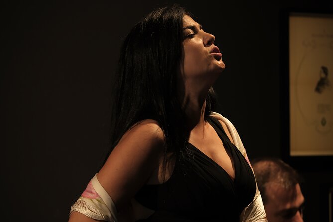 Ideal Clube de Fado - Listening to the singers and guitars