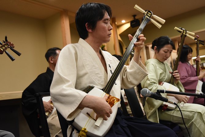 Japanaese tradtional Tsugaru Shamisen music lesson in Tokyo - Holding the shamisen and learning the bachi