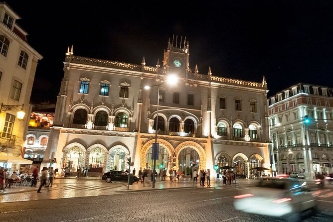 Lisbon: Authentic Fado Show, Dinner and Night Tour - Alfama photo stop and old-city views