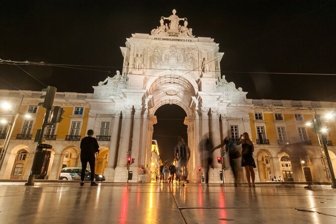 Lisbon: Authentic Fado Show, Dinner and Night Tour - Dinner in a typical Fado restaurant