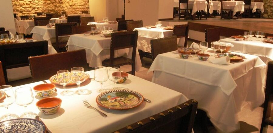 Lisbon Dinner with Fado Show and Sights by Night - Dinner and Fado in Alfama