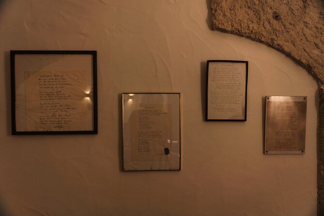 Lisbon: Dinner with Rising Stars of Fado at Canto do Poeta - Dinner, coffee, and the important drinks question