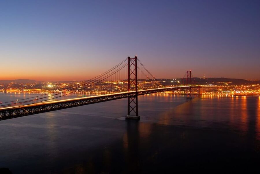 Lisbon: Evening City Tour with Dinner and Live Fado Show - Traditional dinner with live Fado