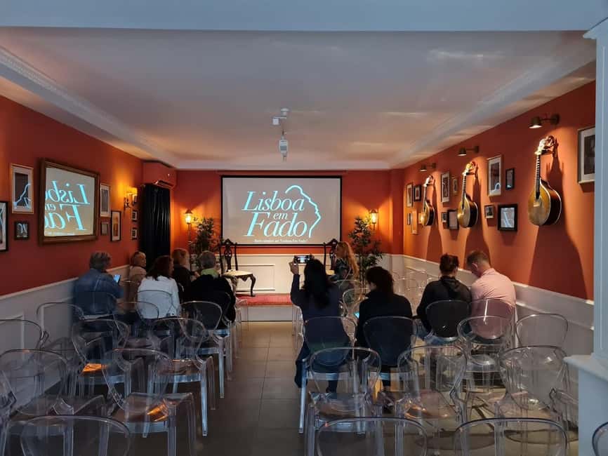 Lisbon: Live Fado Show with Port Wine at Lisboa em Fado - Hearing Fado without microphones