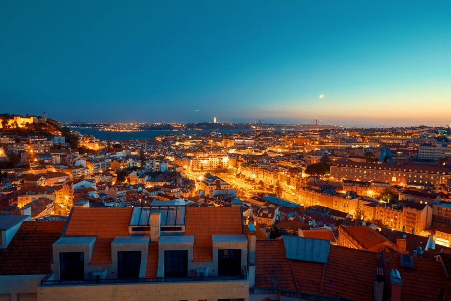 Lisbon: Luxury Fado Tour with Dinner included - Why Lisbon at night works so well