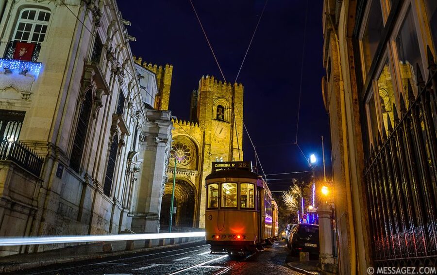 Lisbon: Luxury Fado Tour with Dinner included - Dinner and a live Fado performance