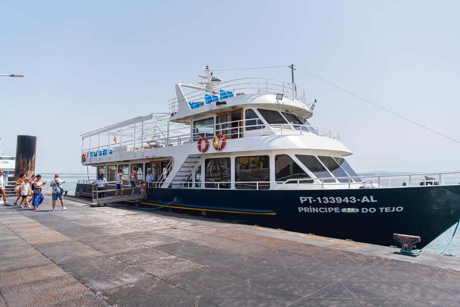 Lisbon: Tagus River Dinner Cruise with Fado Show - Starting at Sul e Sueste River Station