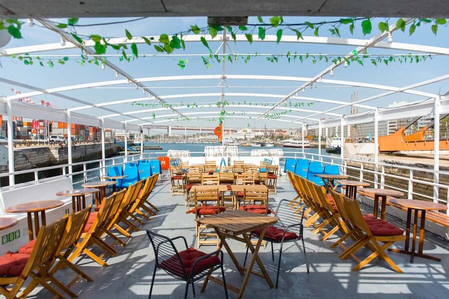 Lisbon: Tagus River Dinner Cruise with Fado Show - The first ten minutes: settling onto the river