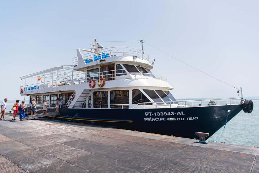 Lisbon: Tagus River Dinner Cruise with Live Jazz - Jazz, piano, and the sound of the evening
