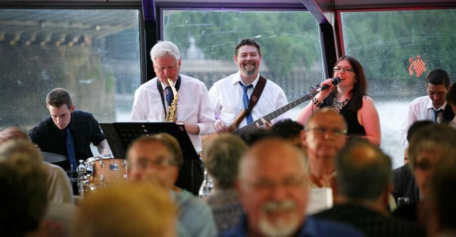 London: River Thames Dinner Cruise with Live Jazz - What the Fixed Seating Means