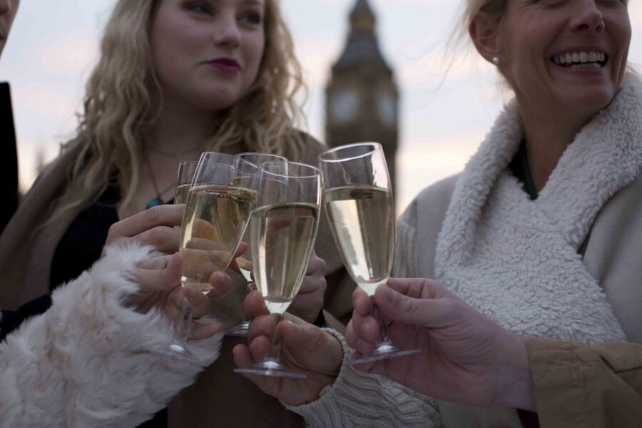 London: River Thames Dinner Cruise with Live Jazz - Drinks, Dress, and Practical Comfort