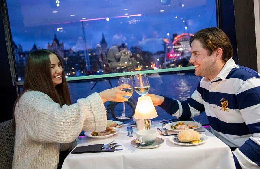 London: River Thames Dinner Cruise with Live Jazz - Jazz Standards, Pop Songs, and Room to Dance