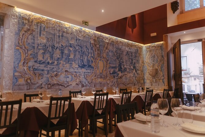 Mesa de Frades Dinner in Lisbon Fado Show Portuguese Live Music - Who should book this Lisbon dinner and show?