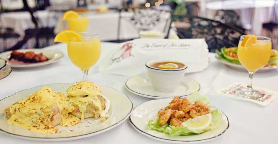 New Orleans: 'Court of Two Sisters' Jazz Brunch Buffet - What happens when you arrive