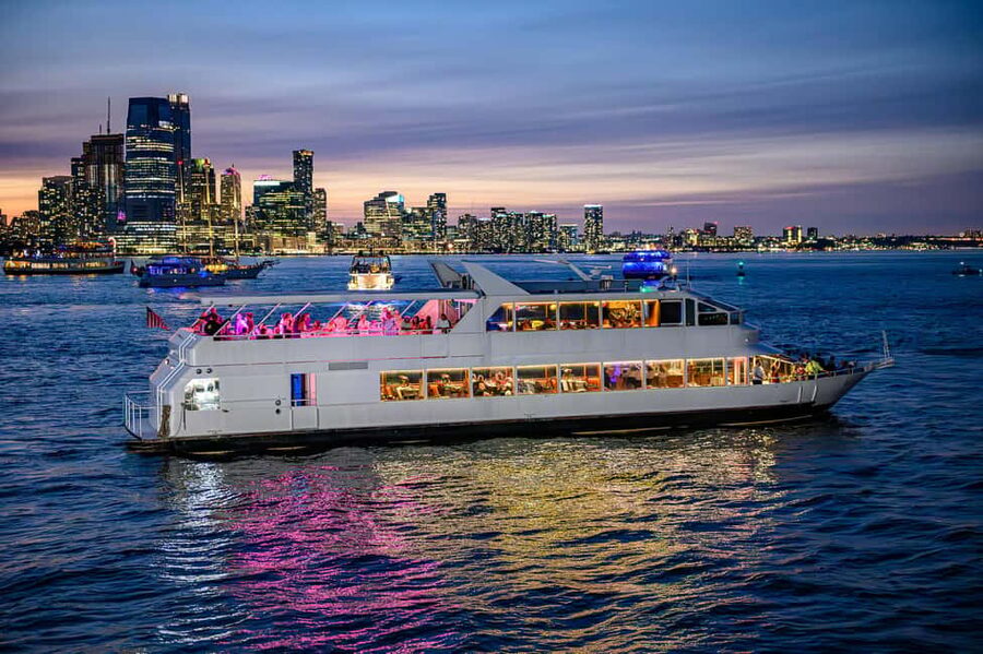 New York City: Gourmet Dinner Cruise with Live Music - Regular or VIP seating?