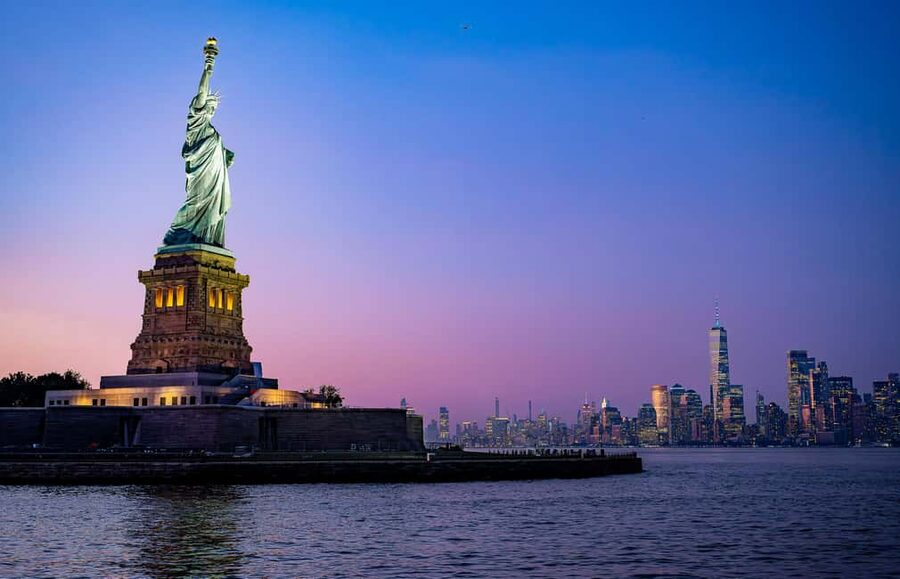 New York City: Gourmet Dinner Cruise with Live Music - Live music and the mood onboard