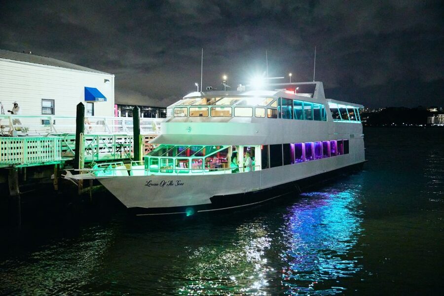 New York City: Gourmet Dinner Cruise with Live Music - Who should book this cruise?