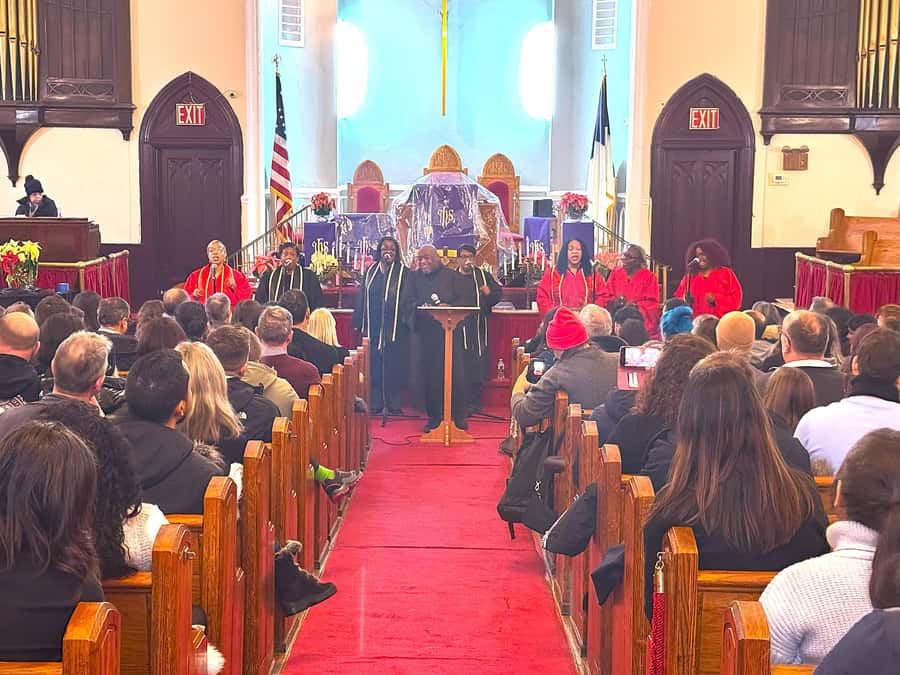 New York City: Harlem Gospel Live Music Concert - What happens inside Mount Olivet Baptist Church