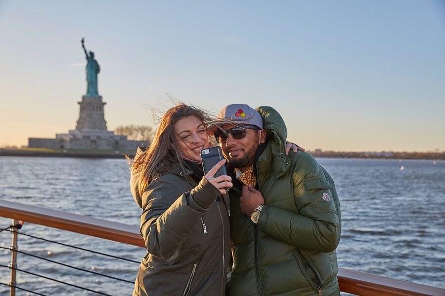 NYC: Holiday Yacht Cruise with Jazz, Cocoa & Carols - A warm start at Chelsea Piers