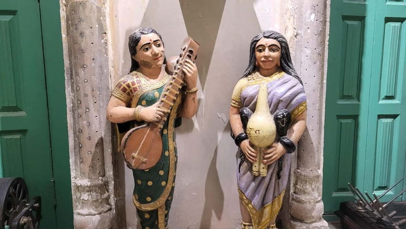 Old Delhi Haveli with live Classical dance, music & cuisine - Lunch among antiques