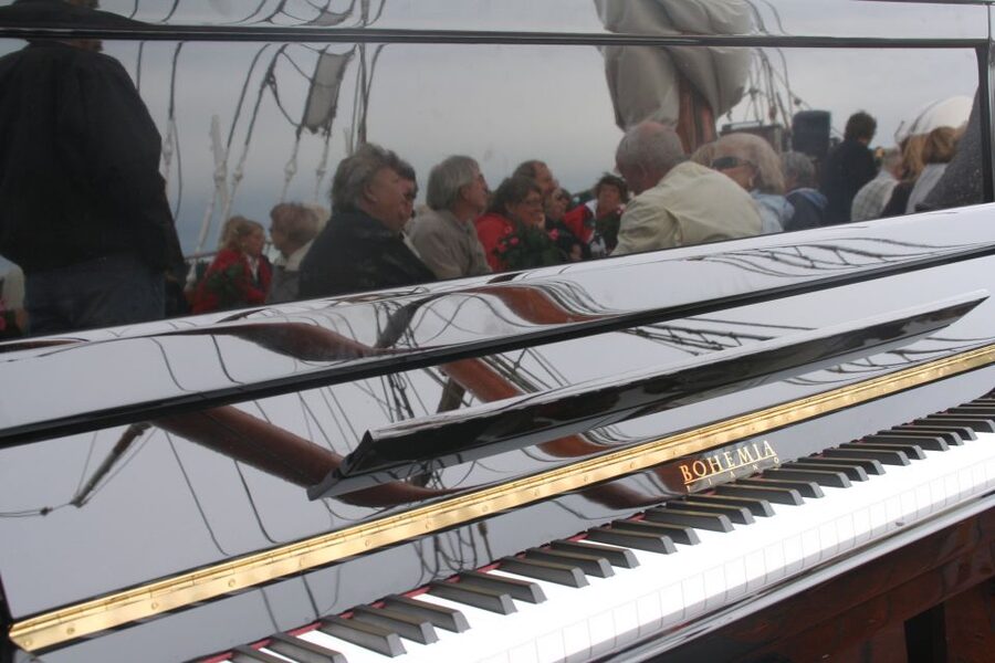 Oslo: Oslo Fjord Cruise with Live Jazz Music & Shrimp Buffet - The first hour: Oslo Fjord opens around you