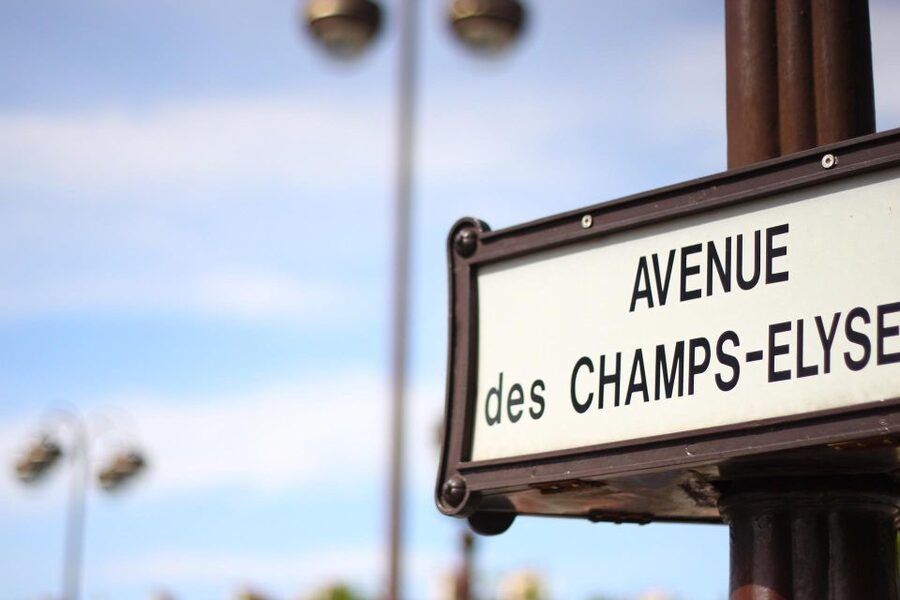 Pairs: The Opera to Hotel des Invalides Guided Walking Tour - What the Spanish guide adds