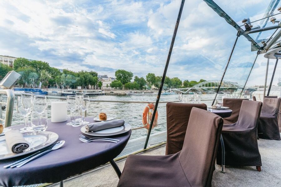 Paris: 3-Course-Dinner Cruise on the Seine with live music - What makes this Seine cruise worth considering