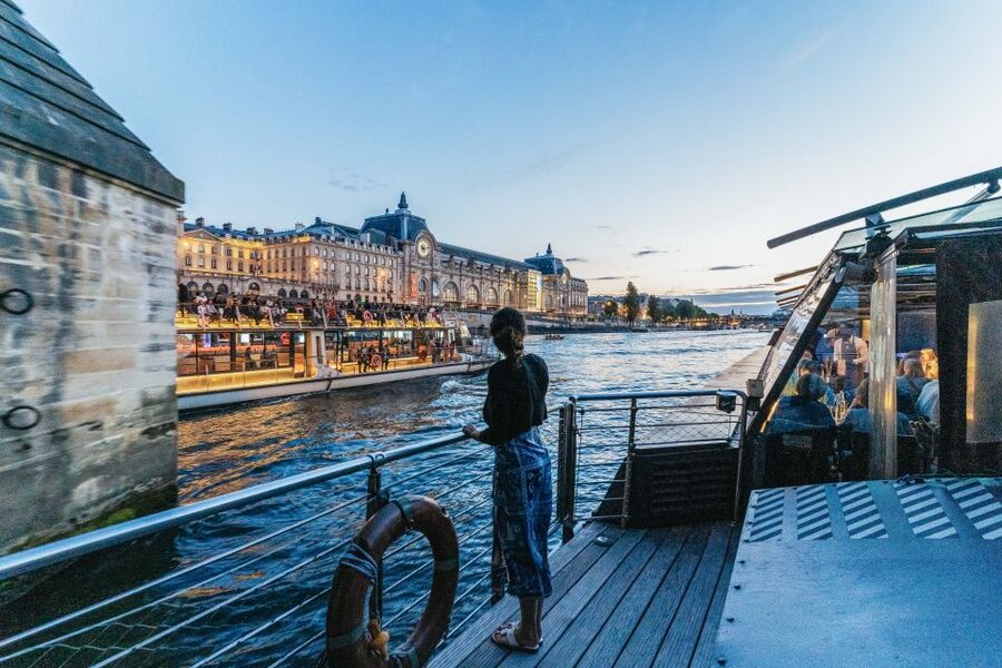 Paris: 3-Course-Dinner Cruise on the Seine with live music - The meal, wine, and live singer