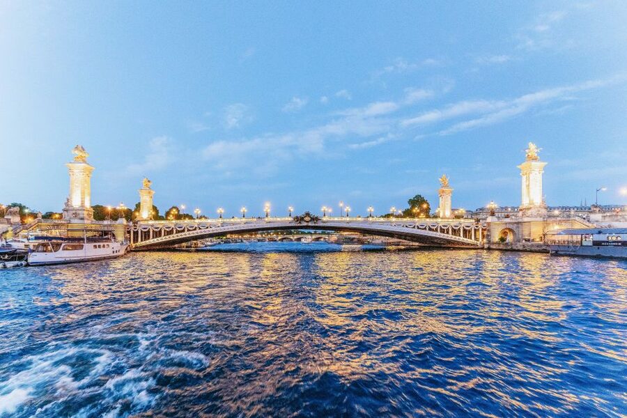 Paris: 3-Course-Dinner Cruise on the Seine with live music - What you see along the Seine