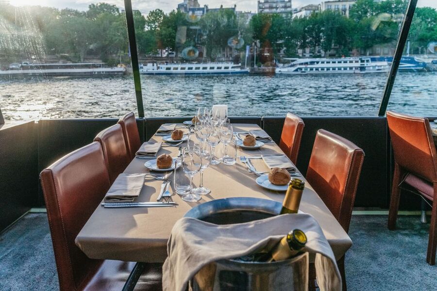 Paris: 3-Course-Dinner Cruise on the Seine with live music - Smart planning for a smoother night