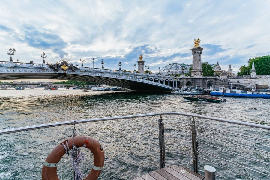 Paris: 3-Course-Dinner Cruise on the Seine with live music - Should you book this dinner cruise?