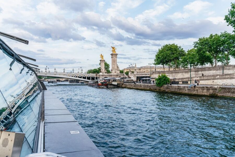 Paris: 3-Course-Dinner Cruise on the Seine with live music - FAQ