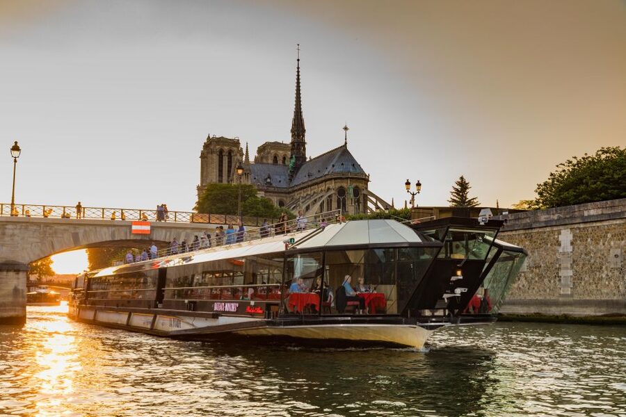 Paris: 4-Course Dinner Cruise on Seine River with Live Music - Key details before you book