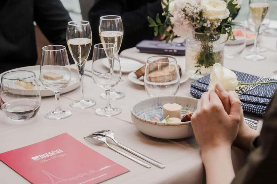 Paris: 4-Course Dinner Cruise on Seine River with Live Music - Live piano and violin without overpowering dinner