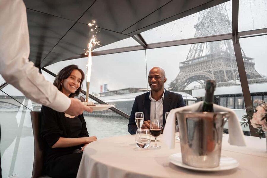 Paris: 4-Course Dinner Cruise on Seine River with Live Music - Musée d’Orsay, the Louvre, and Paris after dark