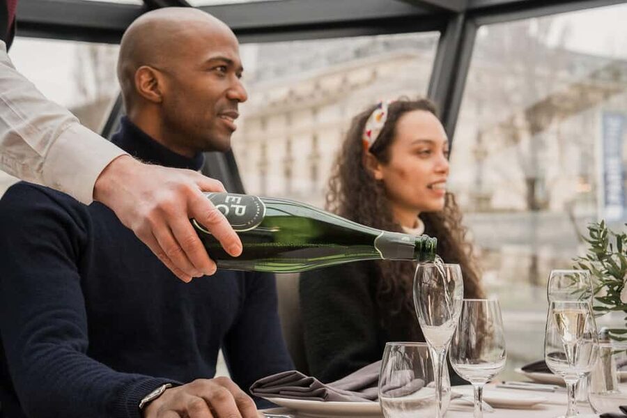 Paris: 4-Course Dinner Cruise on Seine River with Live Music - The Statue of Liberty and the ride back