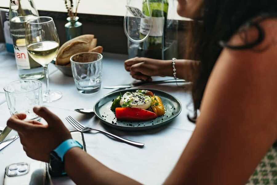 Paris: Gourmet Dinner Cruise on Seine River with Live Music - Musée d’Orsay, the Louvre, and the old heart of Paris