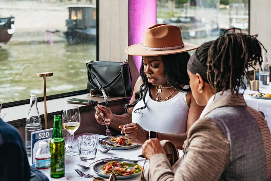 Paris: Gourmet Dinner Cruise on Seine River with Live Music - Live music, Anastasia, and the move to the dance floor