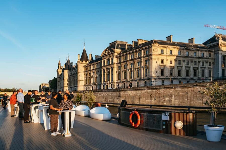 Paris: Gourmet Dinner Cruise on Seine River with Live Music - Seating, dress, and the boarding details that matter