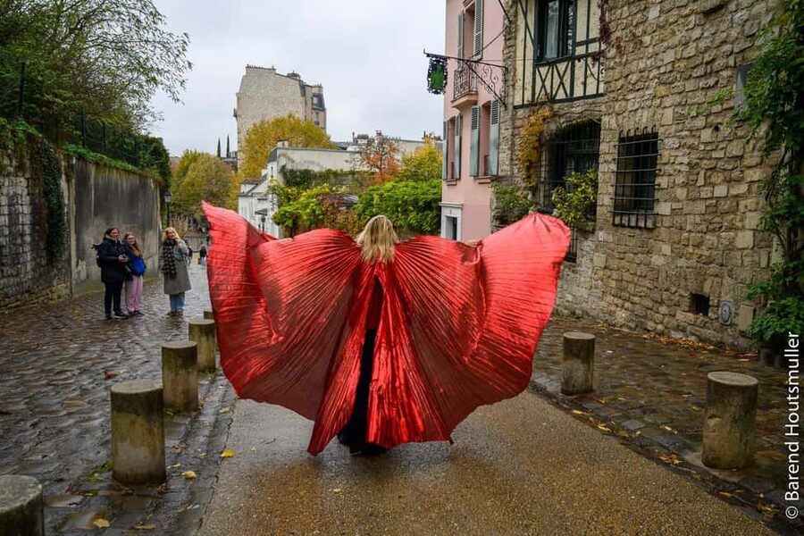 Paris: Opera Singer Guide in Montmartre - Weather, languages, and access