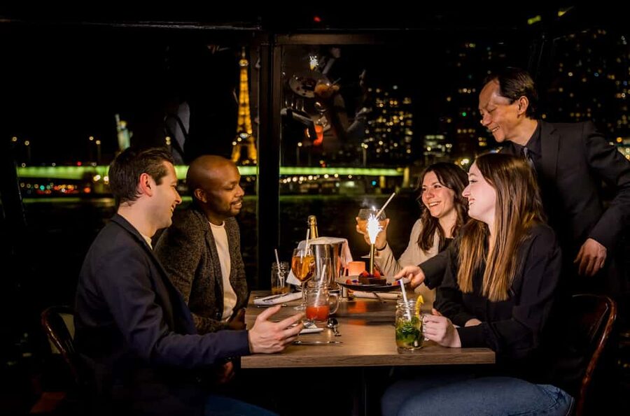 Paris: Seine River Champagne Dinner Cruise with Live Music - Key points to know