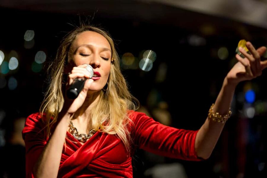 Paris: Seine River Champagne Dinner Cruise with Live Music - A Paris evening that begins with the river