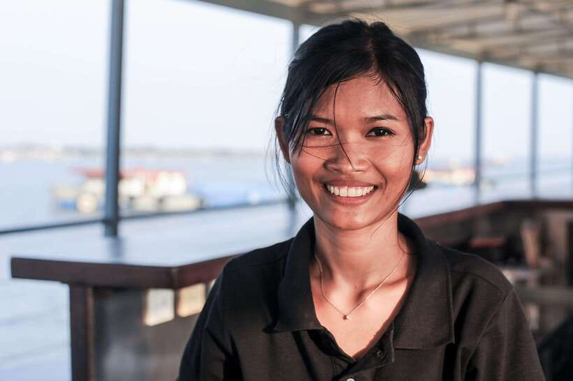 Phnom Penh: Mekong Sunset Dinner Cruise with Live Music - Why the Mekong sunset works so well