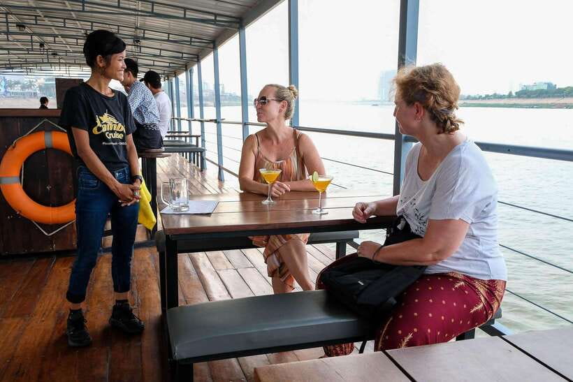 Phnom Penh: Mekong Sunset Dinner Cruise with Live Music - Khmer music gives the cruise its character