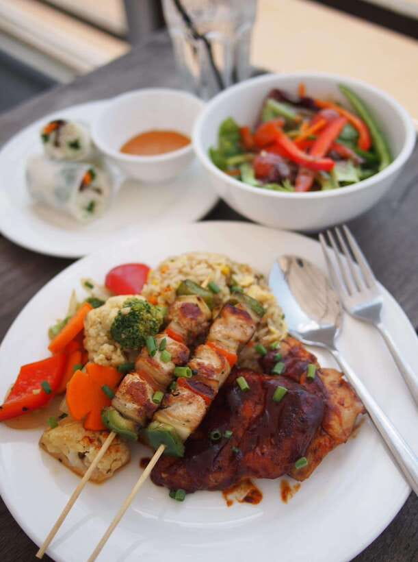 Phnom Penh: Mekong Sunset Dinner Cruise with Live Music - What comes with the dinner package